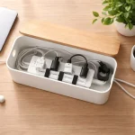 boite pour ranger les cables ouverte sur bureau