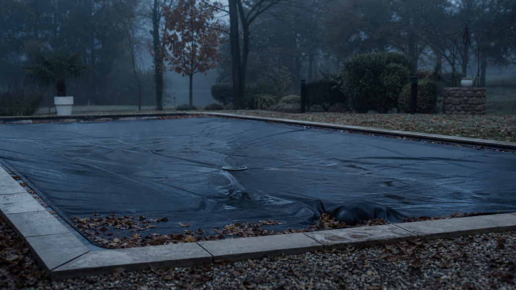 Bâches hiver piscine : bâche d’hivernage noire sur piscine enterrée