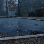 Bâches hiver piscine : bâche d’hivernage noire sur piscine enterrée