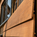 Bardage clin en lames bois, pose et fixations inox sur façade de maison