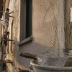 Crépi isolant ITE sur façade en rénovation, chantier et enduit