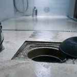 Deboucher la douche : ventouse sur bonde de douche italienne