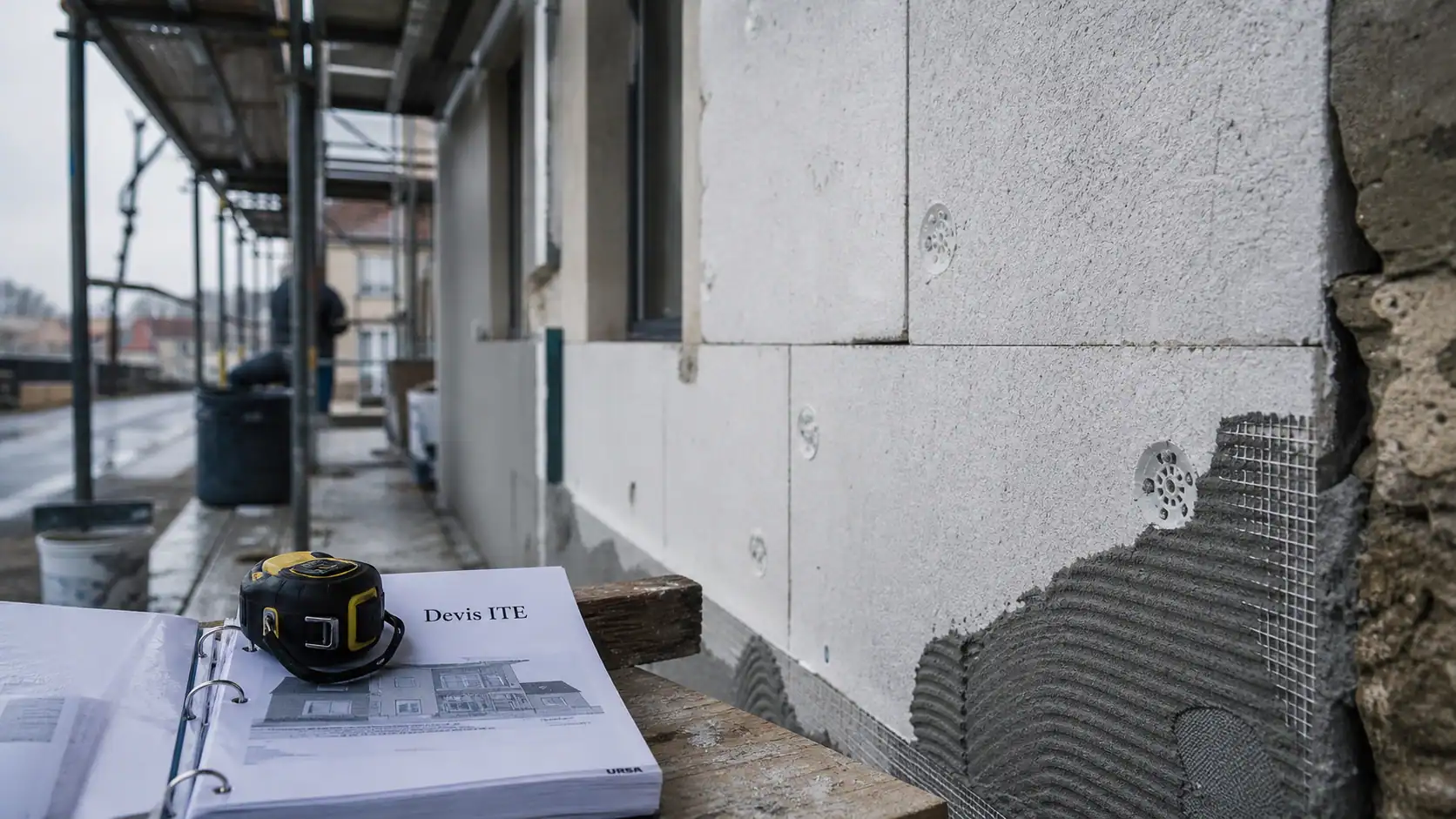 Meilleur isolant exterieur ITE : panneau laine de roche ou fibre de bois ou polystyrène sur façade