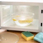 Nettoyage micro onde vapeur au citron, microfibre et éponge propres