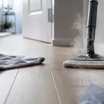 Peut-on utiliser un nettoyeur vapeur sur parquet stratifié ? serpillière microfibre et test près des joints