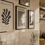 Décoration murale cuisine : cadres et stickers sur mur près de la crédence