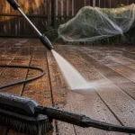 Kärcher pour nettoyer une terrasse : jet à 120-140 bars sur bois humide