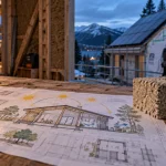 Constructeur maison autonome : plan bioclimatique sur chantier